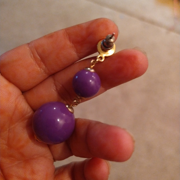 Pair of gold toned and purple earrings - Picture 4 of 5